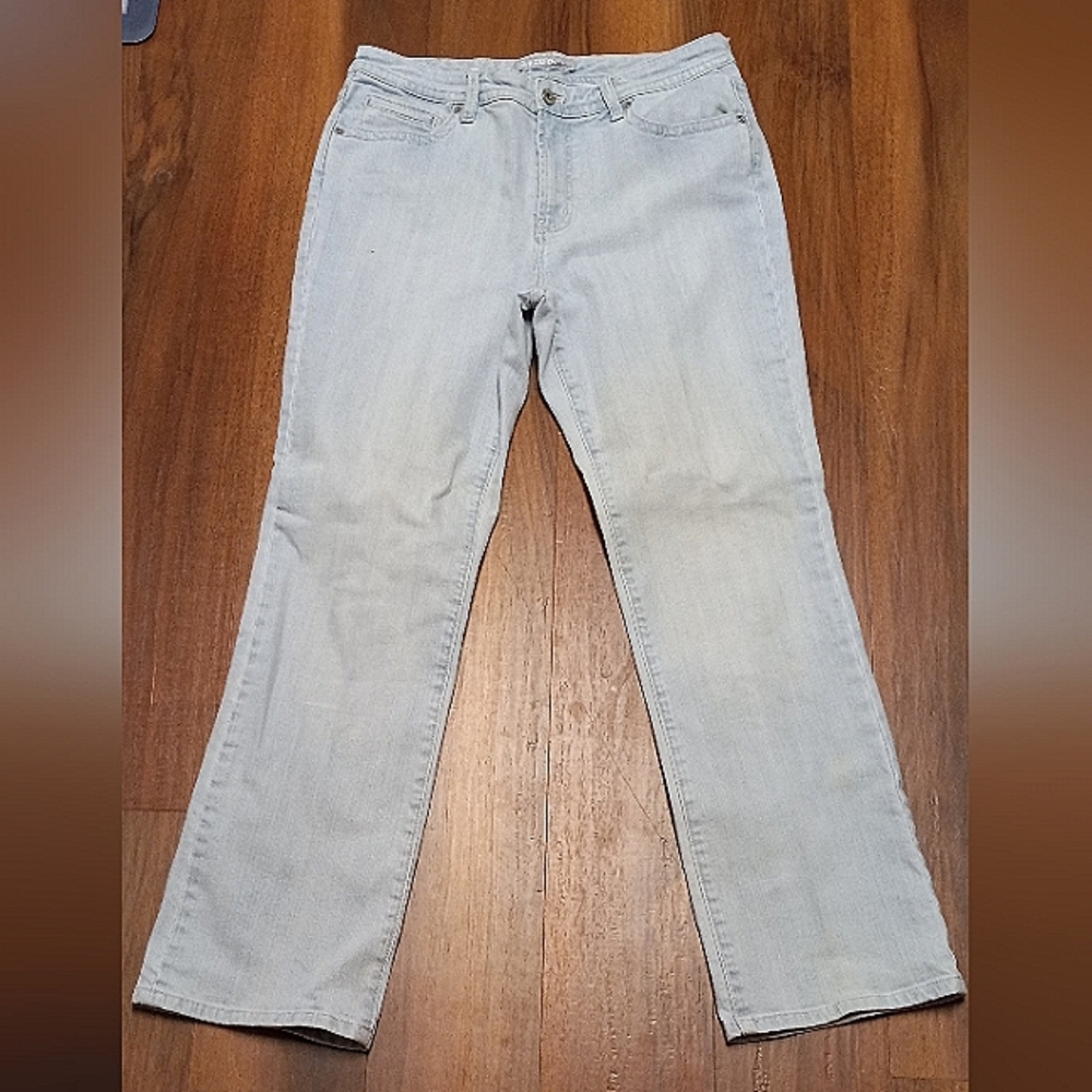 Chico's Platinum Womens Size 1.5R 33 Waist Light Wash Boot Cut High-rise Jeans.